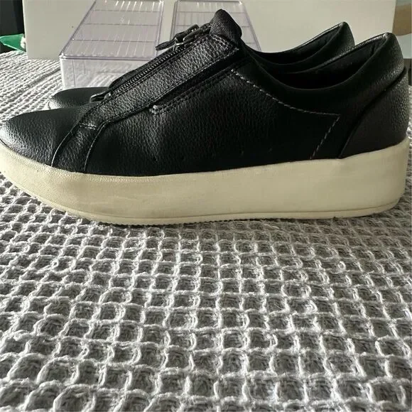 Clarks Women's Layton Rae Black Leather Zip Casual Sneakers‎ - Picture 5 of 7